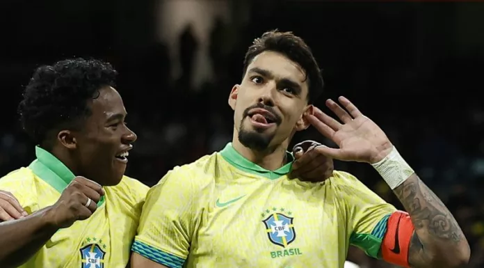 © Reuters. Lucas Paquetá comemora, com Endrick, após marcar o terceiro gol do Brasil contra a Espanha (Foto: REUTERS/Juan Medina)