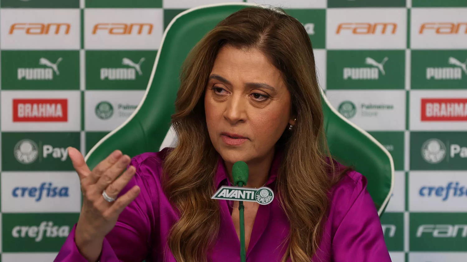 A presidente Leila Pereira, da SE Palmeiras, durante coletiva de imprensa, na Academia de Futebol. (Foto: Cesar Greco/Palmeiras/by Canon)