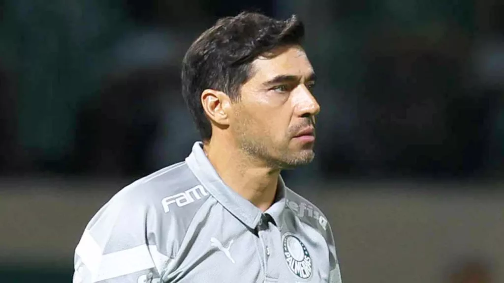 Abel Ferreira, técnico do Palmeiras, em ação durante jogo contra o Internacional