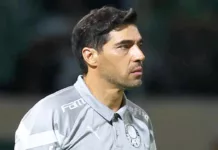 Abel Ferreira, técnico do Palmeiras, em ação durante jogo contra o Internacional
