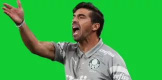 Abel Ferreira, técnico do Palmeiras, gesticula com elenco