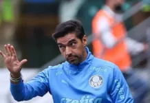 Abel Ferreira, técnico do Palmeiras, gesticula no Allianz Parque
