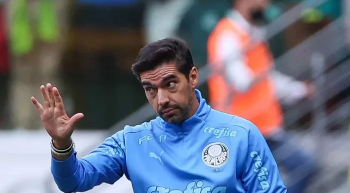 Abel Ferreira, técnico do Palmeiras, gesticula no Allianz Parque