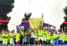 Elenco do Palmeiras ergue a taça de campeão do Campeonato Paulista 2024, no Allianz Parque. (Foto: Fabio Menotti/Palmeiras/by Canon)