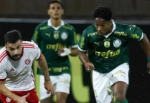 Endrick carrega a bola em jogo do Palmeiras