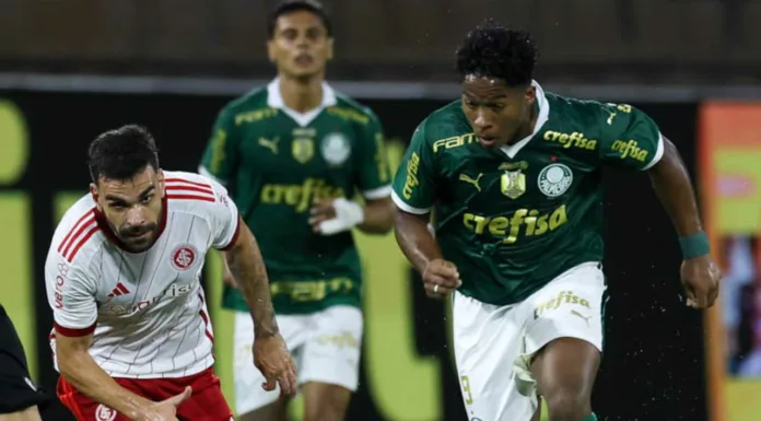 Endrick carrega a bola em jogo do Palmeiras