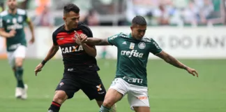 O jogador Dudu, da SE Palmeiras, disputa bola com o jogador, do EC Vitória, durante partida valida pela trigésima oitava rodada, do Campeonato Brasileiro, Série A, na Arena Allianz Parque.