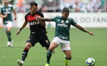 O jogador Dudu, da SE Palmeiras, disputa bola com o jogador, do EC Vitória, durante partida valida pela trigésima oitava rodada, do Campeonato Brasileiro, Série A, na Arena Allianz Parque.