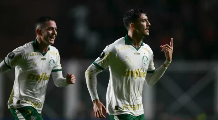 O jogador Piquerez, da SE Palmeiras, celebra seu gol contra a equipe do San Lorenzo, pela Libertadores, no Estádio Nuevo Gasómetro, na Argentina. (Foto: Reprodução)