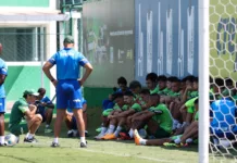 O técnico Abel Ferreira, da SE Palmeiras, conversa com o elenco durante treinamento, na Academia de Futebol. (Foto: Cesar Greco/Palmeiras/by Canon)