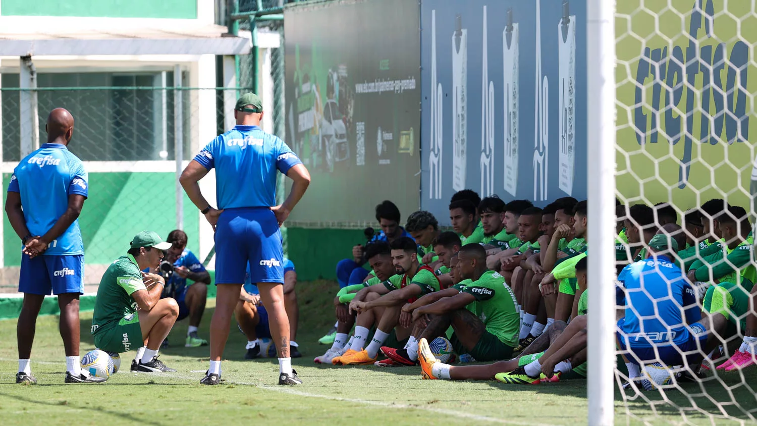 O técnico Abel Ferreira, da SE Palmeiras, conversa com o elenco durante treinamento, na Academia de Futebol. (Foto: Cesar Greco/Palmeiras/by Canon)