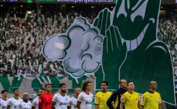 Torcida do Palmeiras levanta mosaico no Allianz Parque
