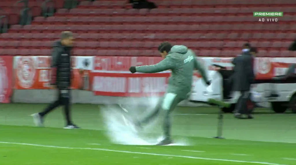 Abel Ferreira chutando copo de água contra o Internacional (Foto: Reprodução/Premiere)