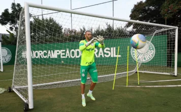 Goleiro Weverton em treino na Academia de Futebol (Foto: Cesar Greco/Palmeiras/by Canon)