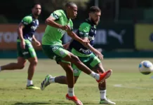 John John e Zé Rafael disputam bola em treino do Palmeiras