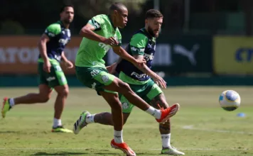 John John e Zé Rafael disputam bola em treino do Palmeiras
