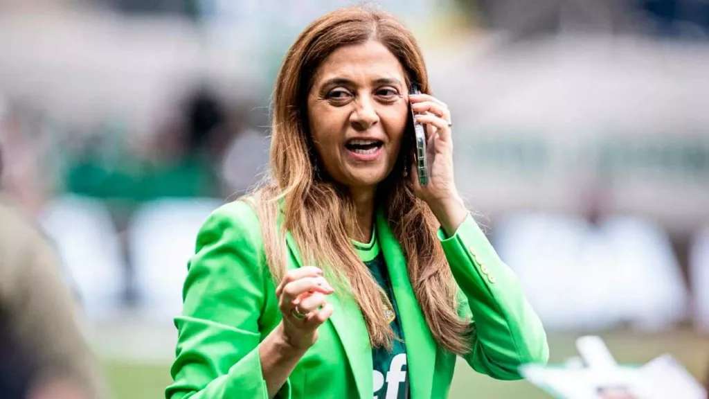 Leila Pereira, presidente do Palmeiras, conversa ao telefone