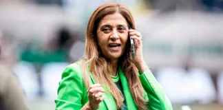 Leila Pereira, presidente do Palmeiras, conversa ao telefone