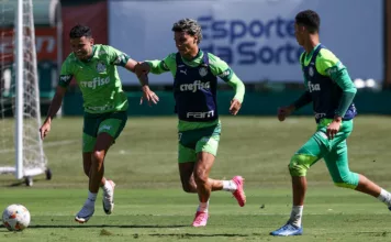 Os jogadores Bruno Rodrigues e Richard Ríos (D), da SE Palmeiras, durante treinamento, na Academia de Futebol. (Foto: Cesar Greco/Palmeiras/by Canon)