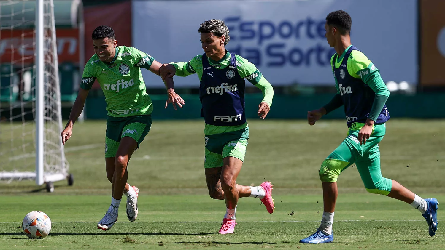 Os jogadores Bruno Rodrigues e Richard Ríos (D), da SE Palmeiras, durante treinamento, na Academia de Futebol. (Foto: Cesar Greco/Palmeiras/by Canon)