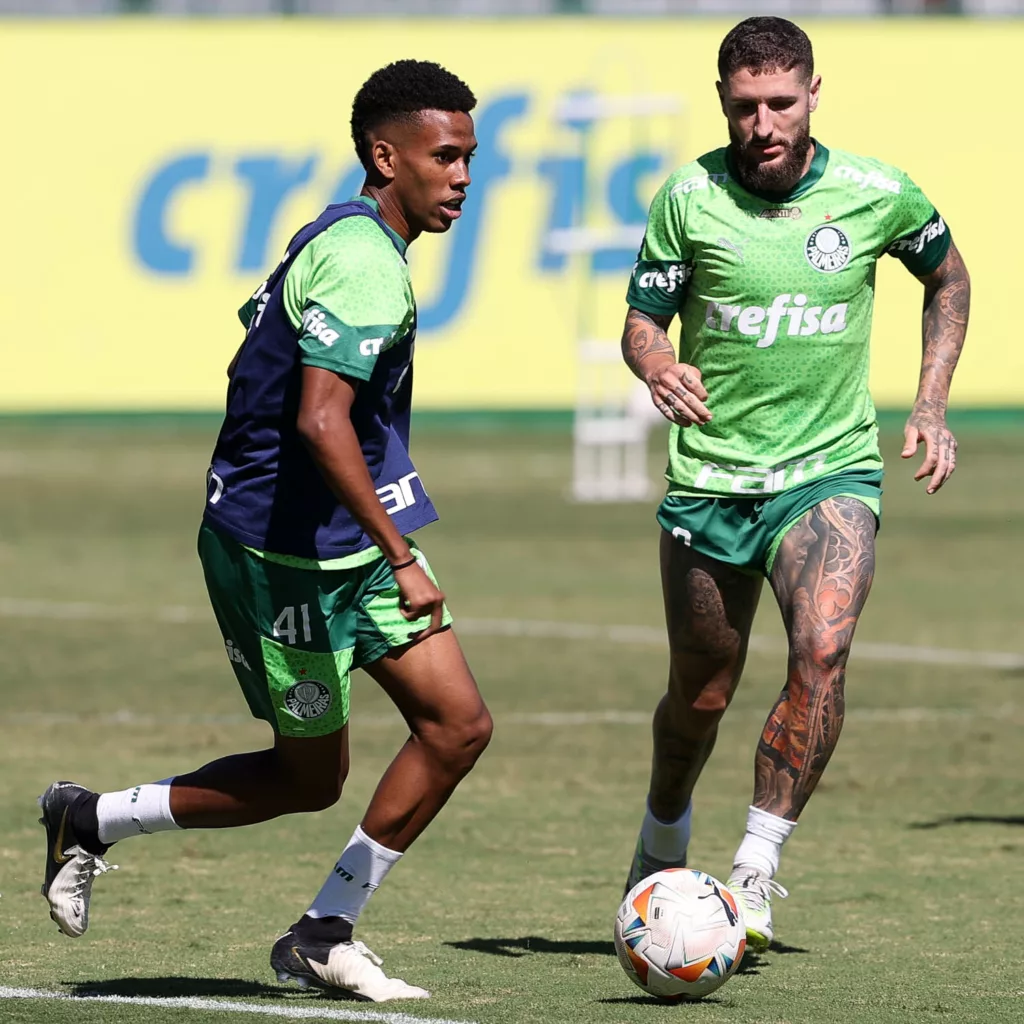 Os jogadores Estêvão e Zé Rafael (à direita) durante treinamento na Academia de Futebol (Foto: Cesar Greco/Palmeiras/by Canon)
