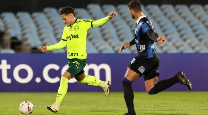 Raphael Veiga chuta forte para marcar o gol do Palmeiras contra o Liverpool