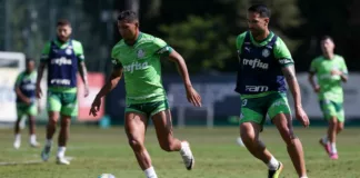 Rony e Luan disputam bola no treino do Palmeiras