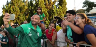 Weverton, do Palmeiras, tira foto com torcedores em Ribeirão Preto