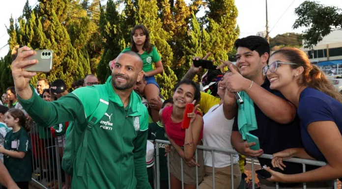 Weverton, do Palmeiras, tira foto com torcedores em Ribeirão Preto