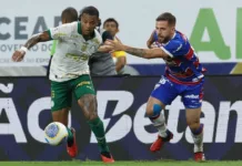 Caio Paulista disputa bola no jogo entre Fortaleza x Palmeiras