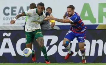 Caio Paulista disputa bola no jogo entre Fortaleza x Palmeiras