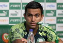 O jogador Dudu, da SE Palmeiras, concede entrevista coletiva após treinamento, na Academia de Futebol. (Foto: Cesar Greco)