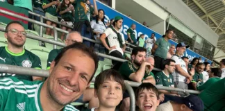 Savério Orlandi ao lado de seus filhos, durante jogo do Palmeiras, no Allianz Parque. (Foto: Arquivo Pessoal)