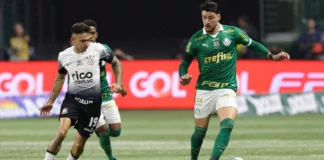 Piquerez controla bola em Palmeiras x Corinthians