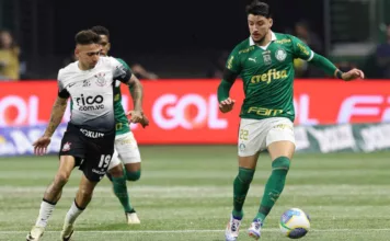 Piquerez controla bola em Palmeiras x Corinthians